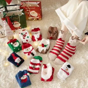 Зимните пухкави чорапи Дамски Сладки Чорапи с Дядо Коледа и лосем средна дължина, изолирана домашни чорапи за сън, на топло пода, Коледни